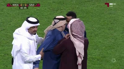 Un presidente de un club de Qatar baja al campo en mitad del partido