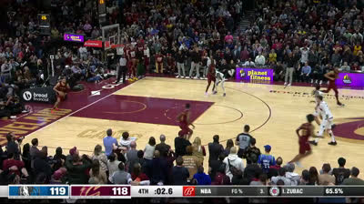 Unglaublicher Korb beim Spiel der Cavaliers gegen die Mavericks