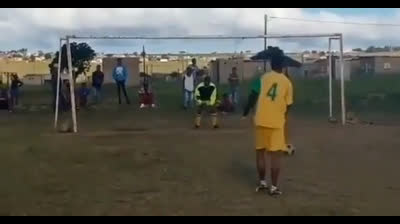 Caida de arco de futbol